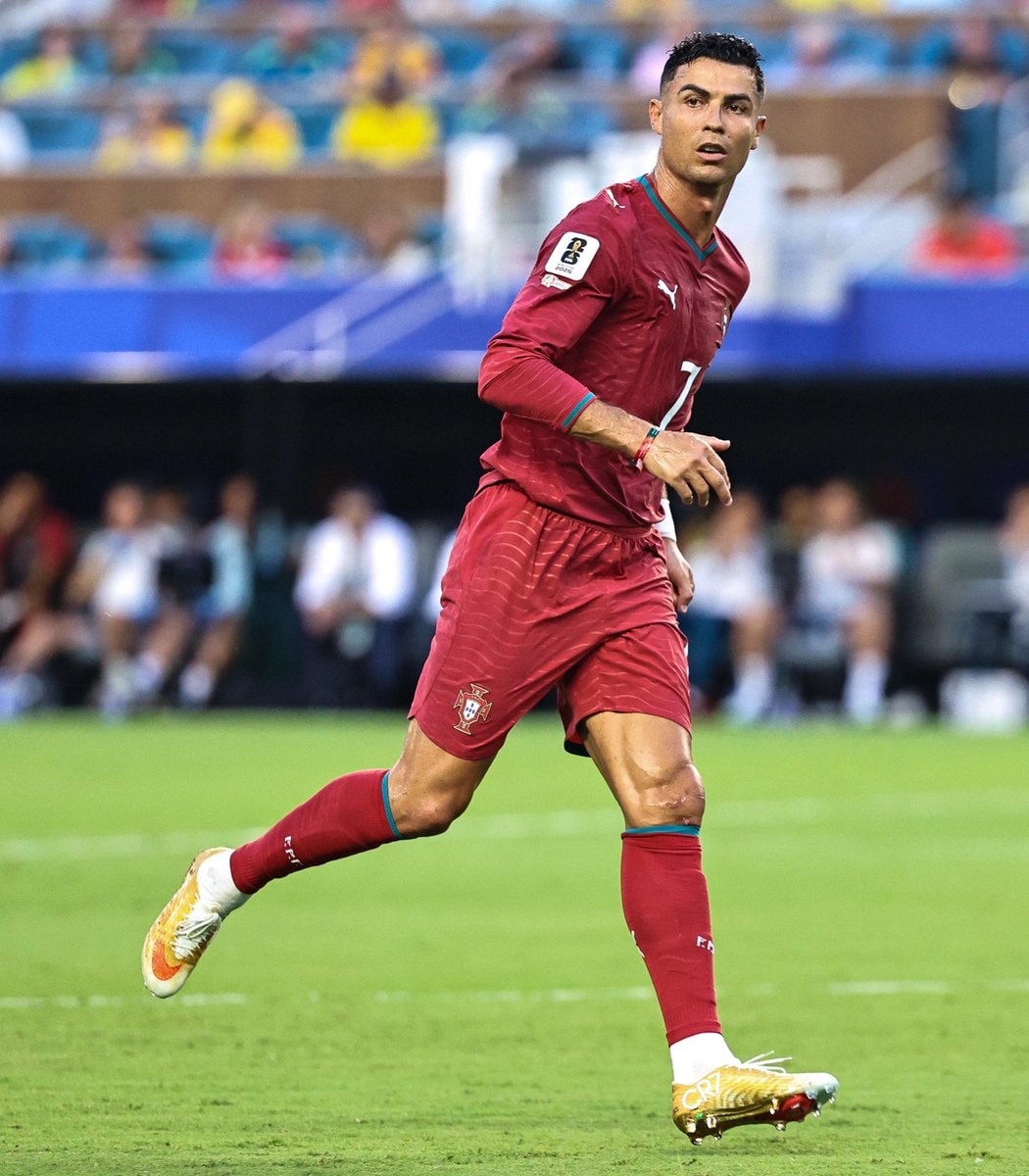 Cristiano Ronaldo golden cleats IShowSpeed (photo 2 of 2)