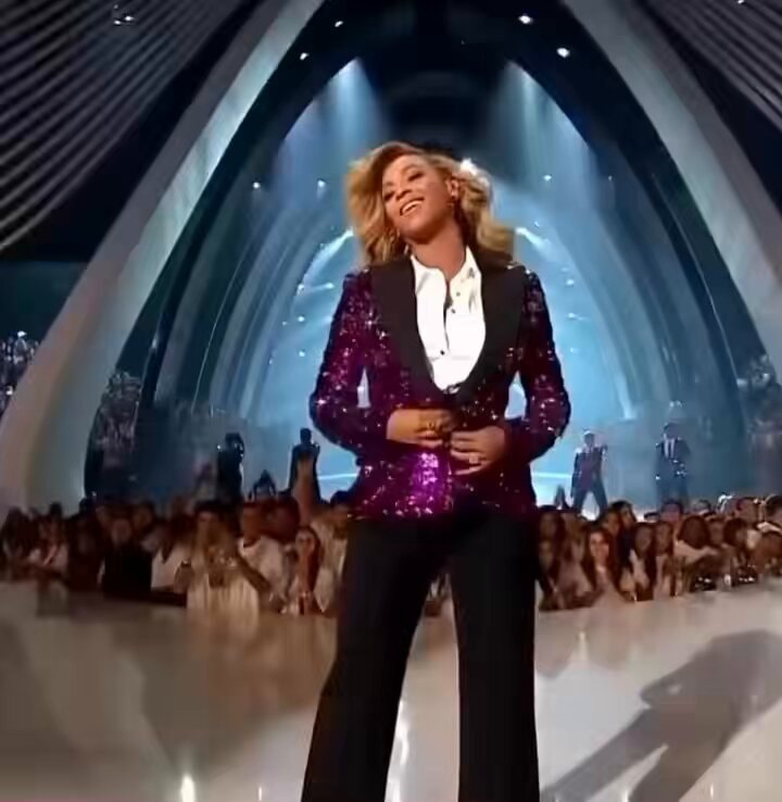 Beyoncé VMAs pregnancy announcement with Lady Gaga