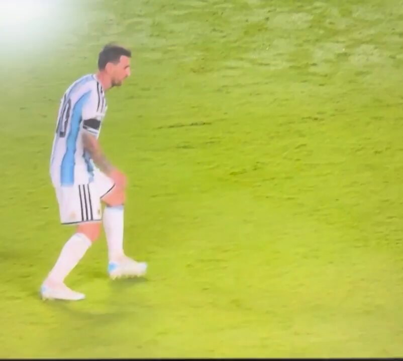 Messi dive no red card