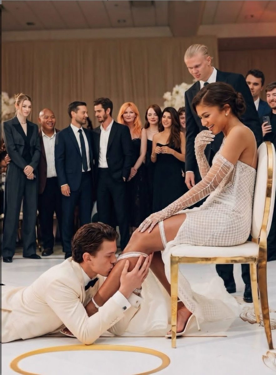 Tom Holland Zendaya moment (photo 1 of 4)