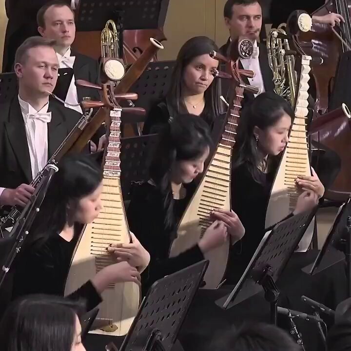 Shen Yun Symphony Orchestra pipa performance