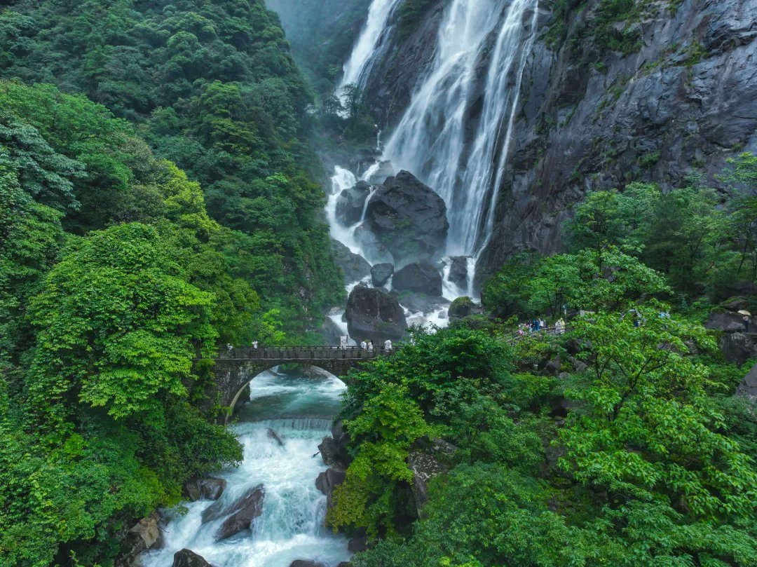 Scenic Dazhang Mountain Wolong Valley landscapes (photo 3 of 4)