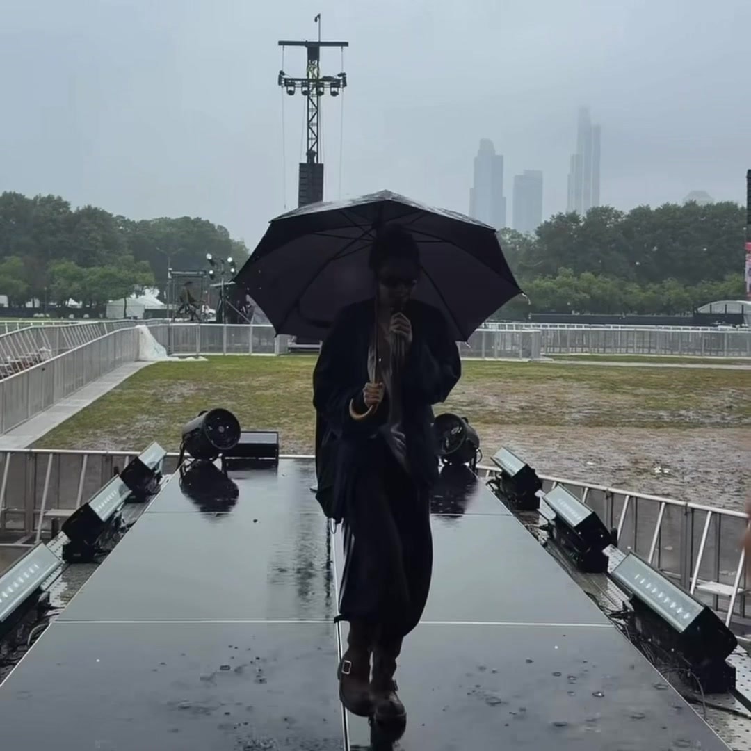 Jennie rainy stage umbrella