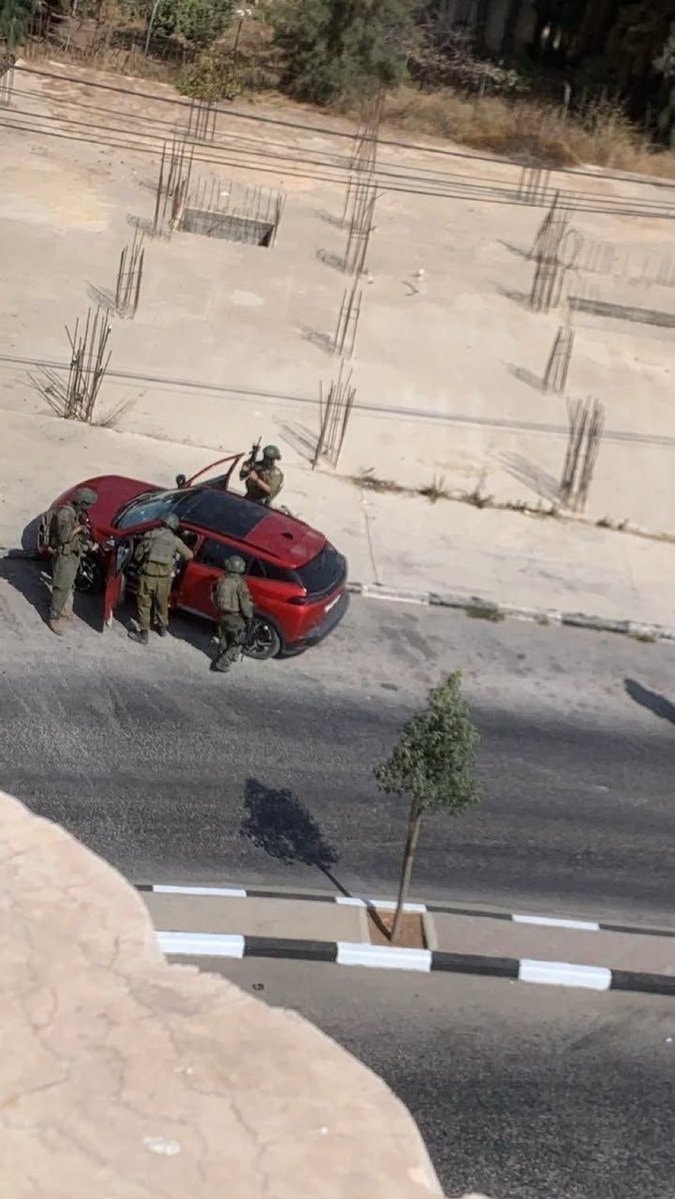 Israeli soldiers fire on vehicle in Dura