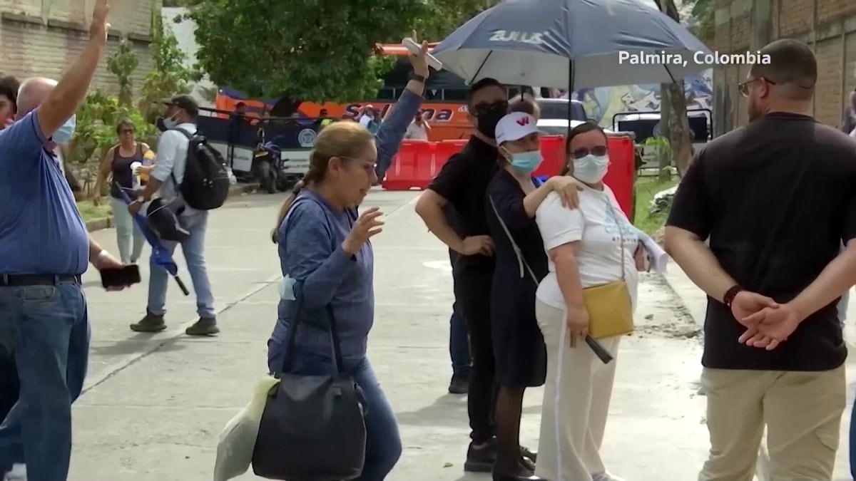 Palmira families wait outside morgue after earthquake
