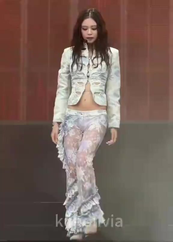 JENNIE FESTIVE finale