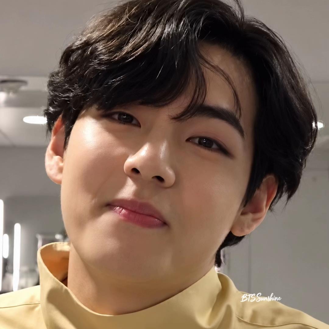 taehyung playful moment (photo 2 of 4)