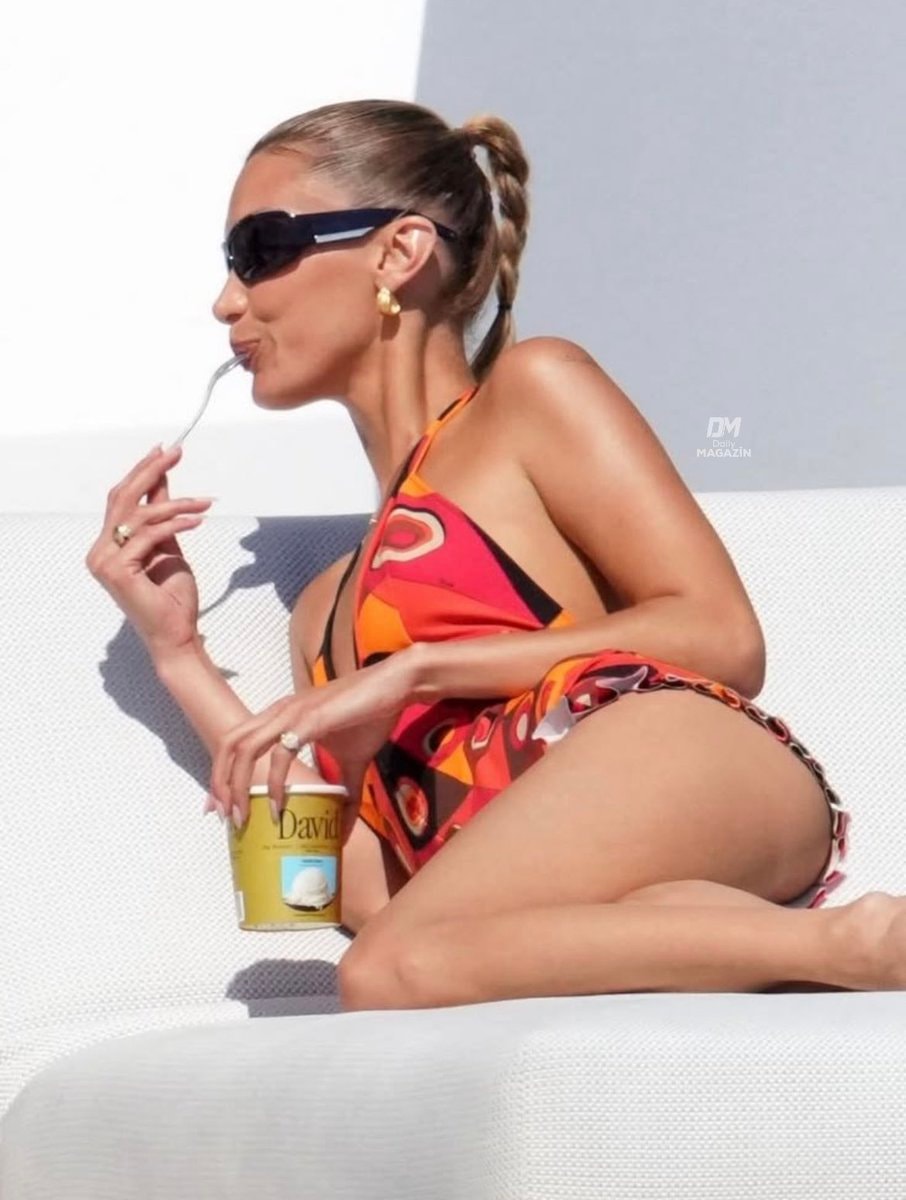 Bella Hadid viral moment (photo 2 of 2)