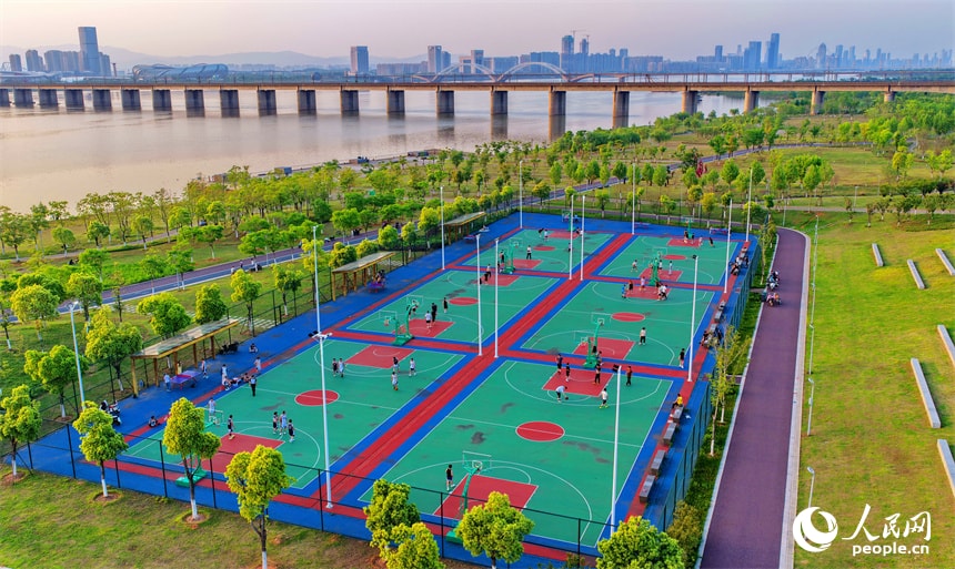 Residents enjoying spring at Xianghu Riverside Park (photo 2 of 4)