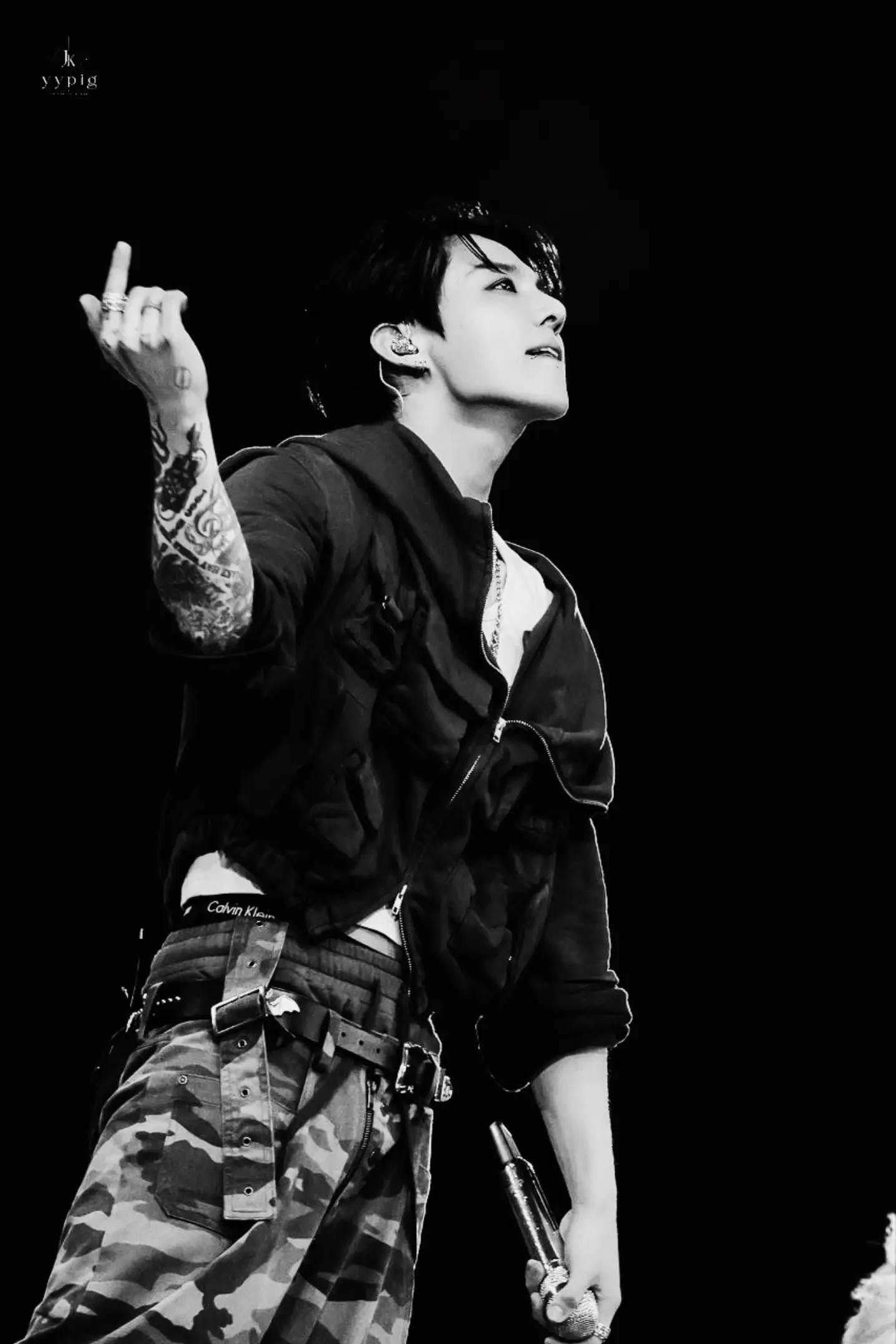 Jungkook intense stage moment (photo 3 of 4)