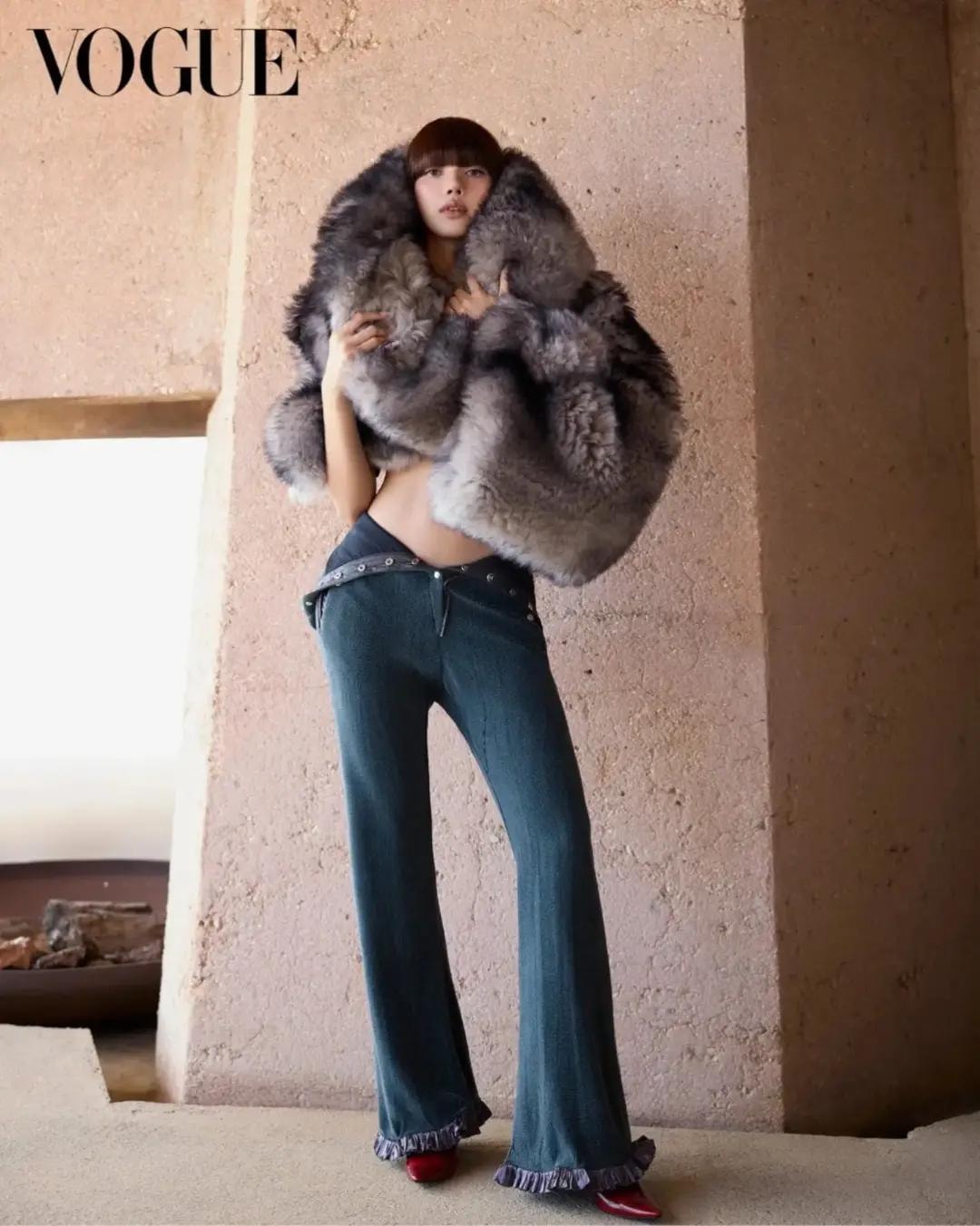 LISA Vogue Korea Golden September (photo 2 of 4)