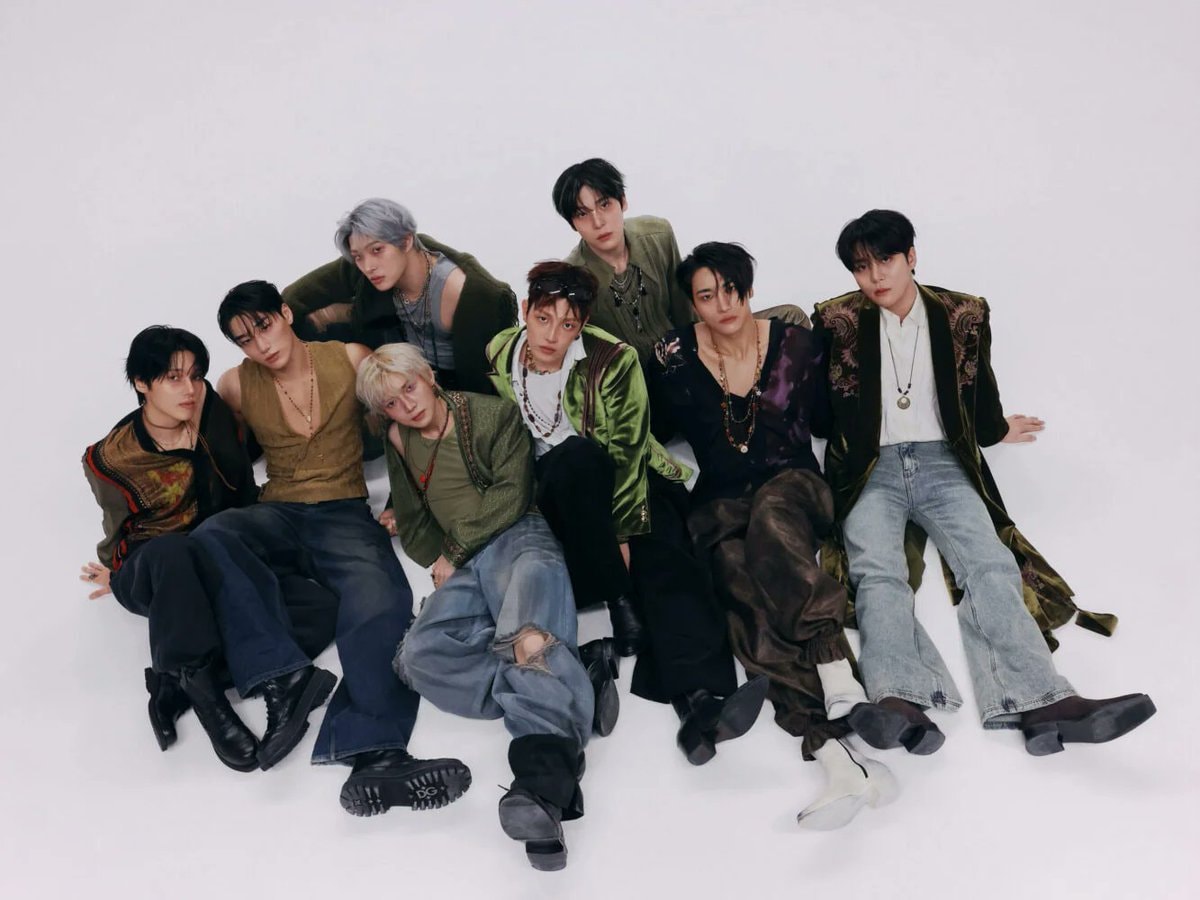 ATEEZ GOLDEN HOUR Part.5 Billboard 200 #1 debut (photo 2 of 2)