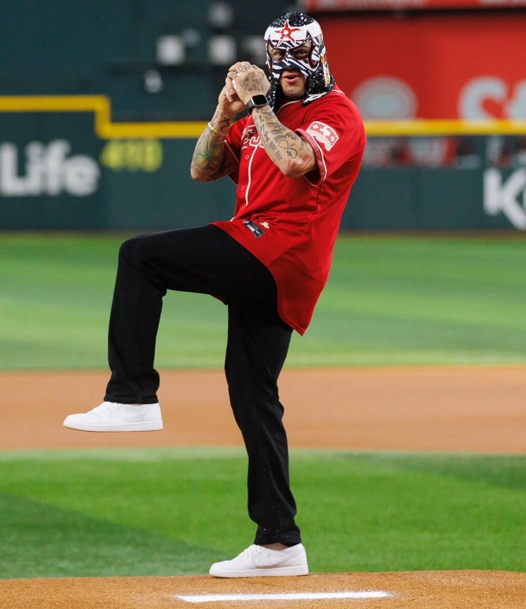Penta first pitch Texas Rangers (photo 1 of 2)