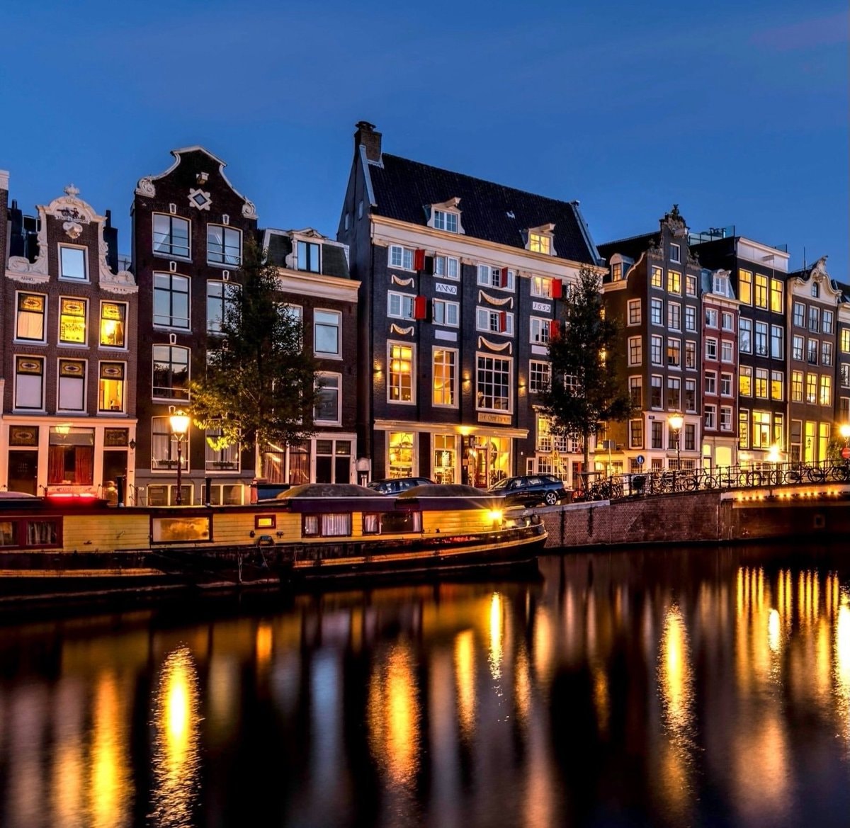 Amsterdam canal at dusk DE OUDE KRAAY (photo 1 of 2)