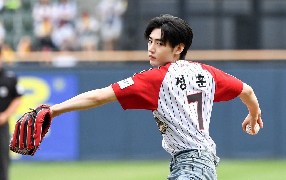 Sunghoon ENHYPEN ceremonial first pitch LG Twins (photo 2 of 2)