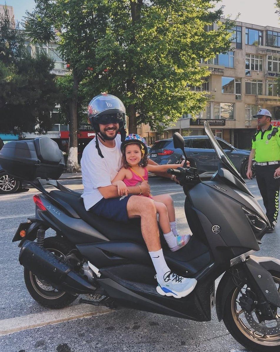 Taner Ölmez kızı Zeynep ile Yamaha Xmax scooter