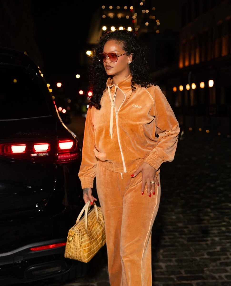 Rihanna NYC last night (photo 3 of 3)