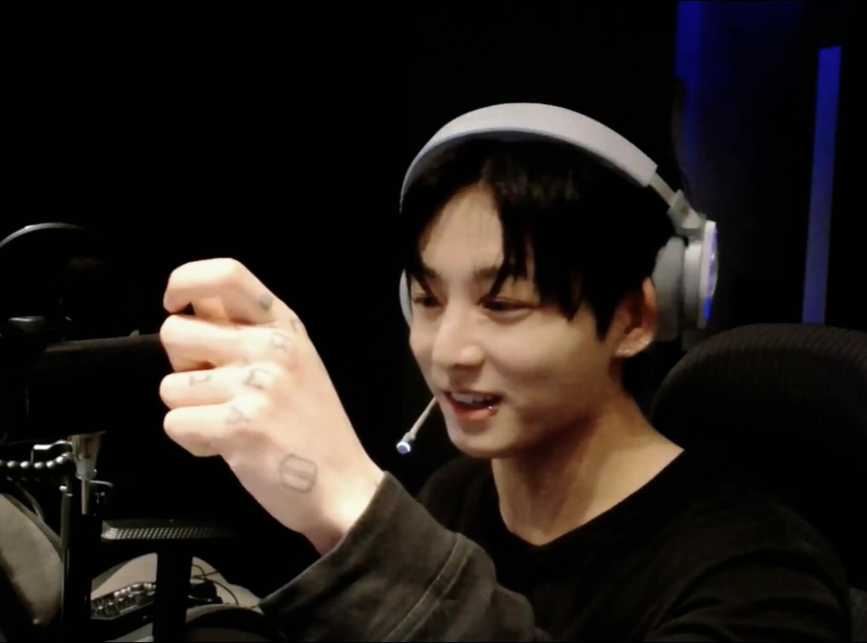 mnijungkook headphone moment (photo 4 of 4)