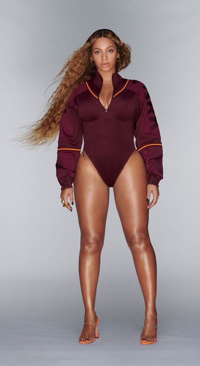 Beyoncé studio pose