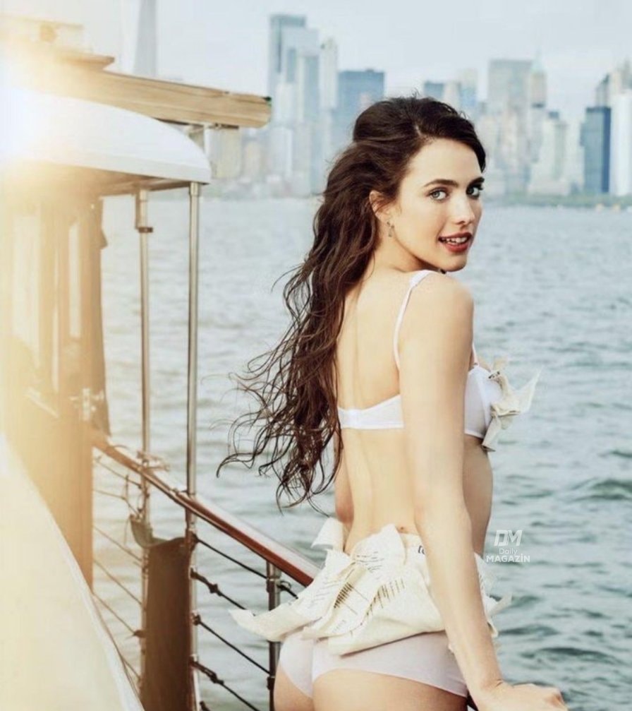 Margaret Qualley sea view