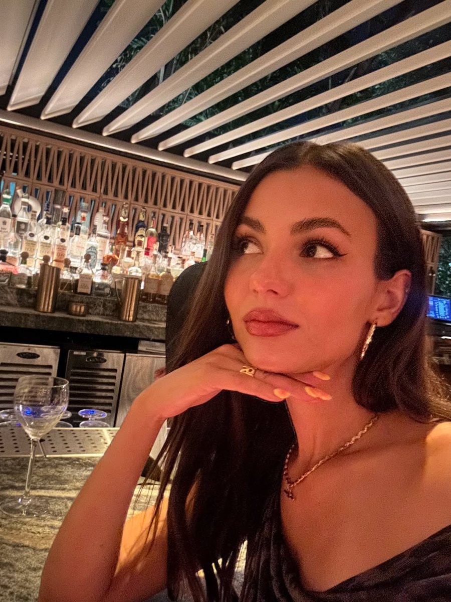 Victoria Justice moment (photo 2 of 2)