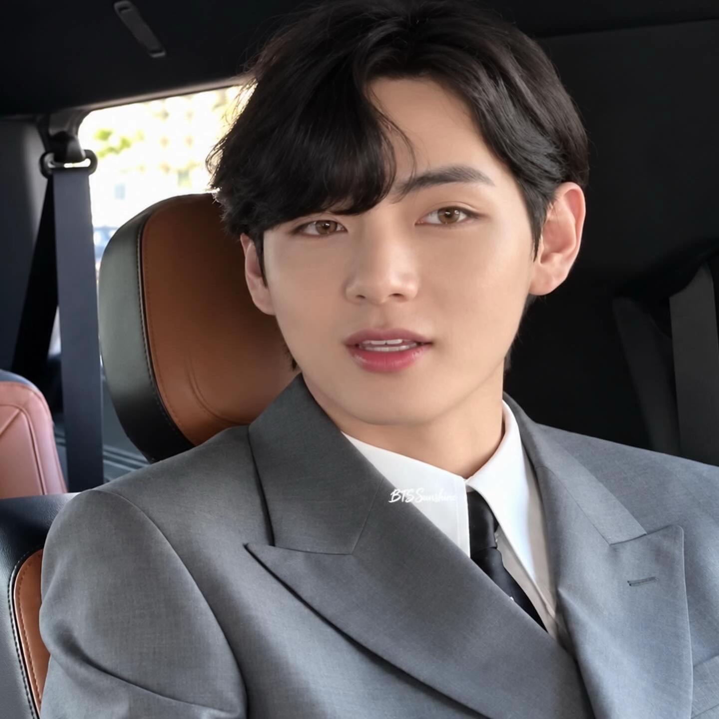taehyung in a suit (photo 4 of 4)