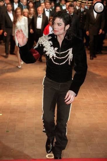 Red Carpet Wave Michael Jackson (photo 4 of 4)