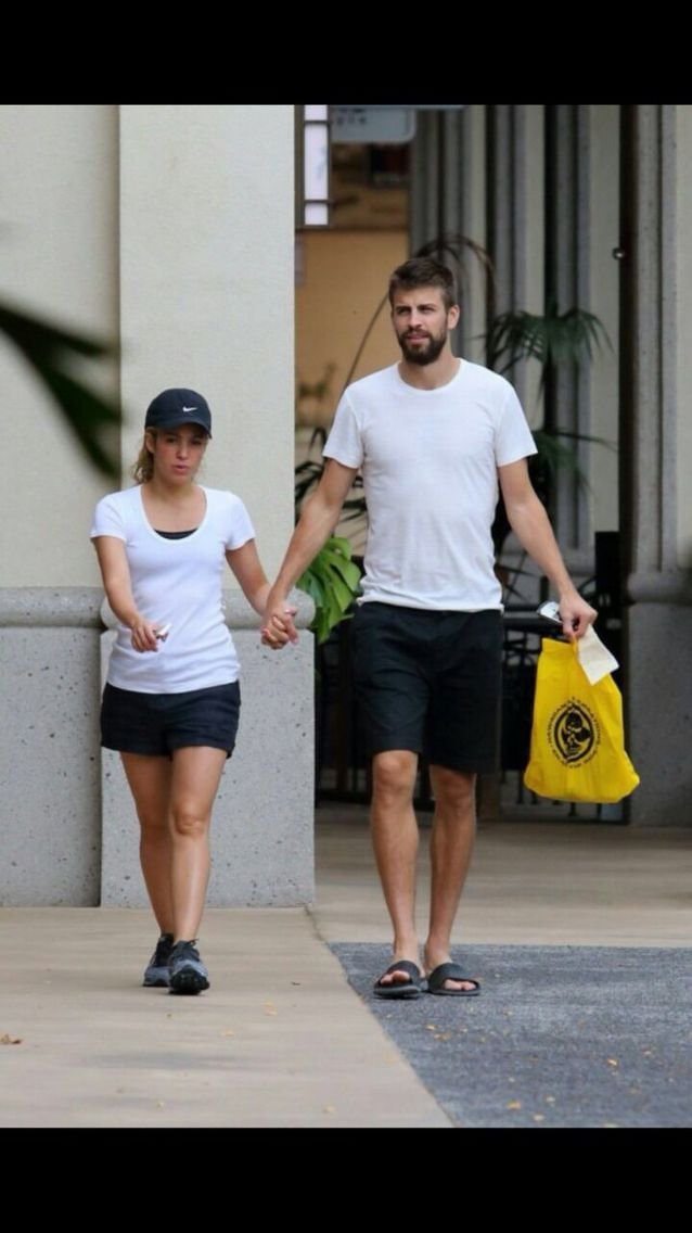 Shakira Gerard Piqué family outing (photo 2 of 2)