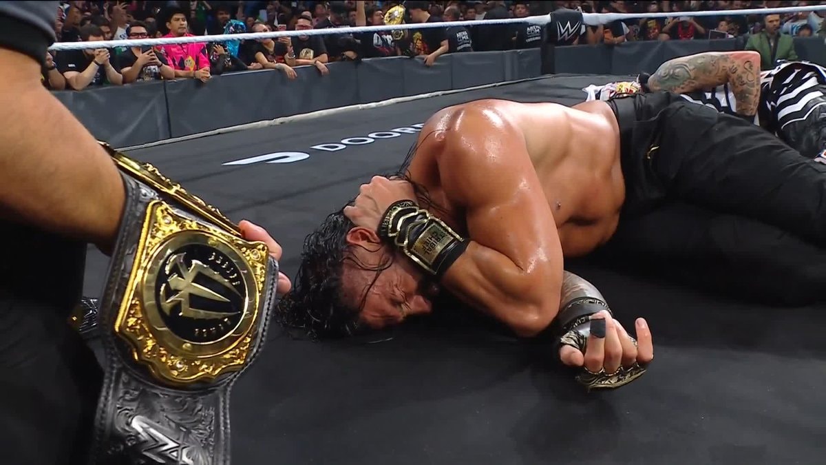 Roman Reigns vs Penta
