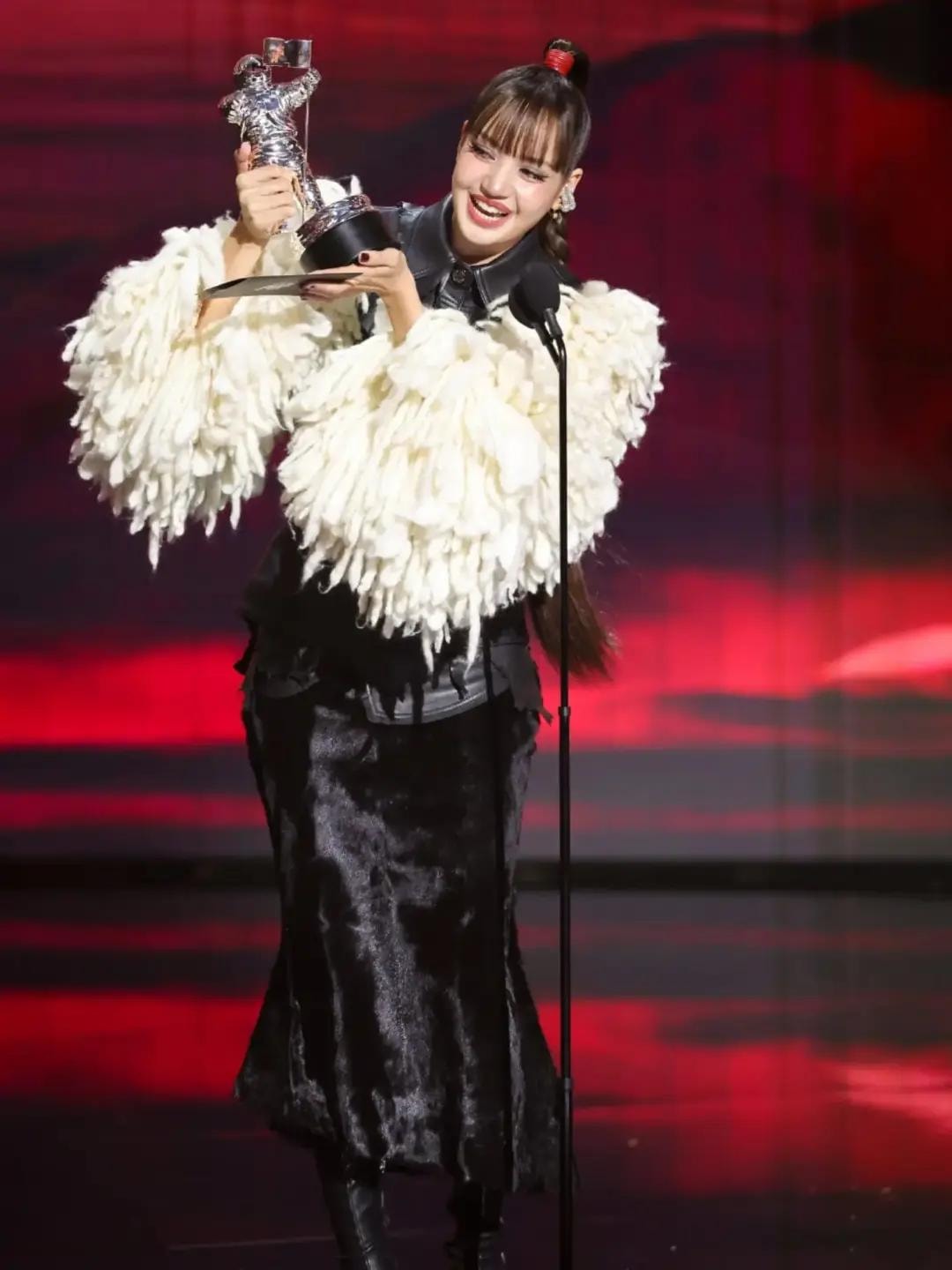Lisa first SEA artist to win Best Pop and Best K-Pop (photo 4 of 4)