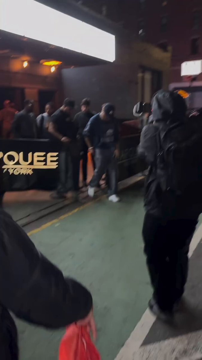 Future gives homeless man $100 in NYC Future gives homeless man $100 in NYC
