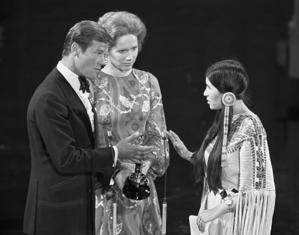 Sacheen Littlefeather refuses Brando's Oscar 1973