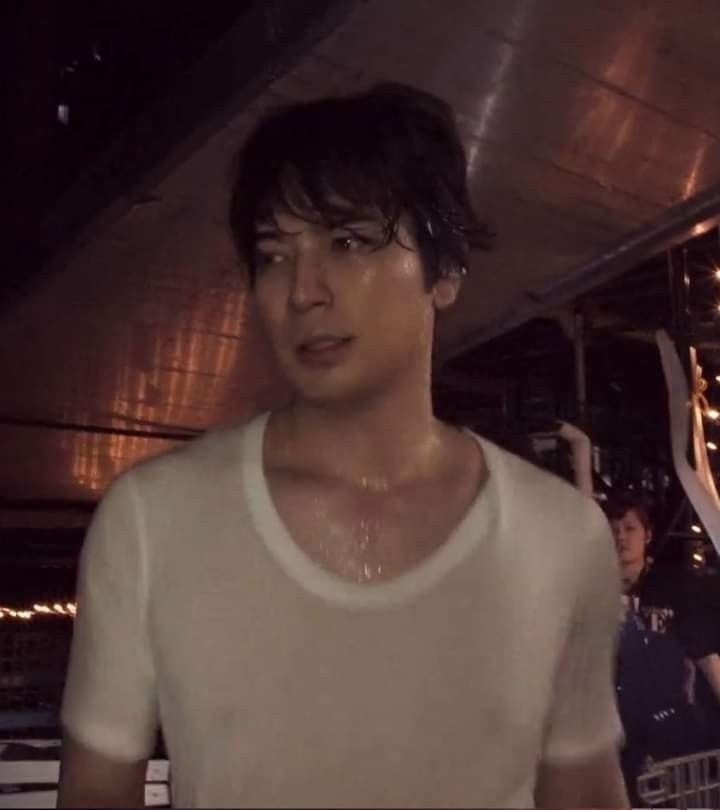 wet white tee moment