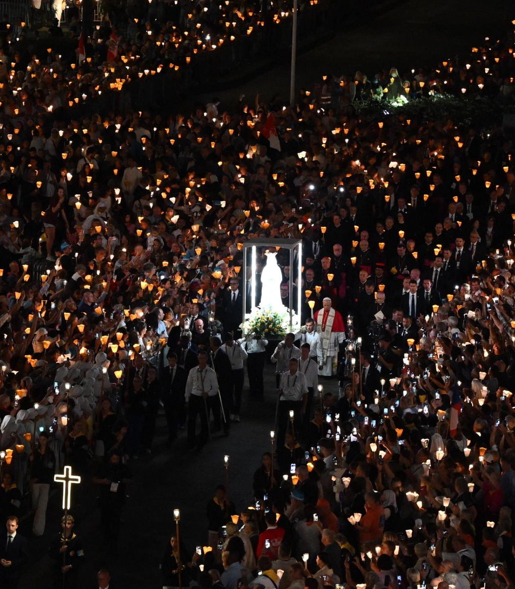Pope Leo XIV Paris crowd (photo 4 of 4)