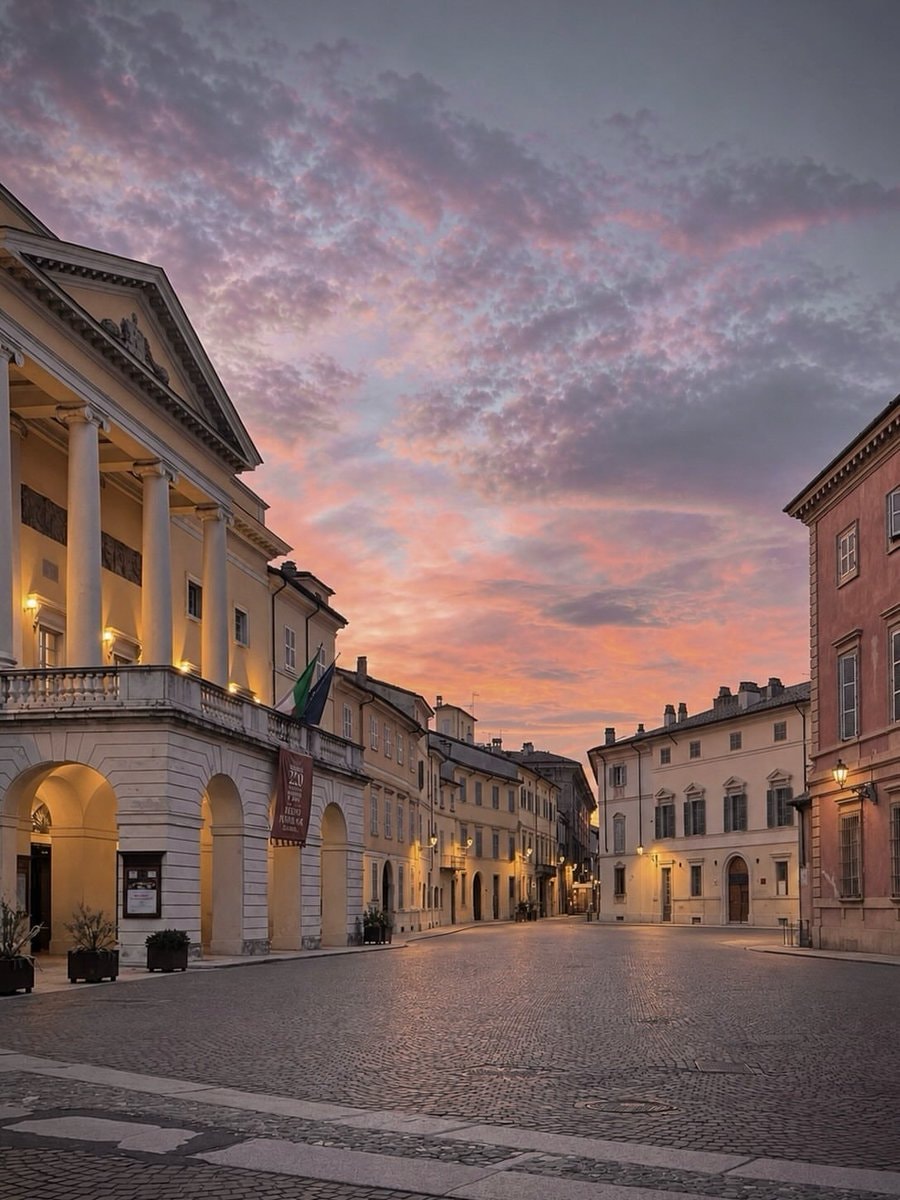Piacenza Centro statue (photo 2 of 3)