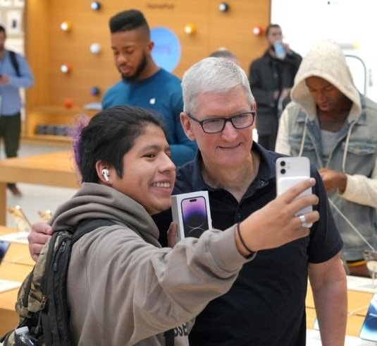 Tim Cook iPhone 17 Pro store visit