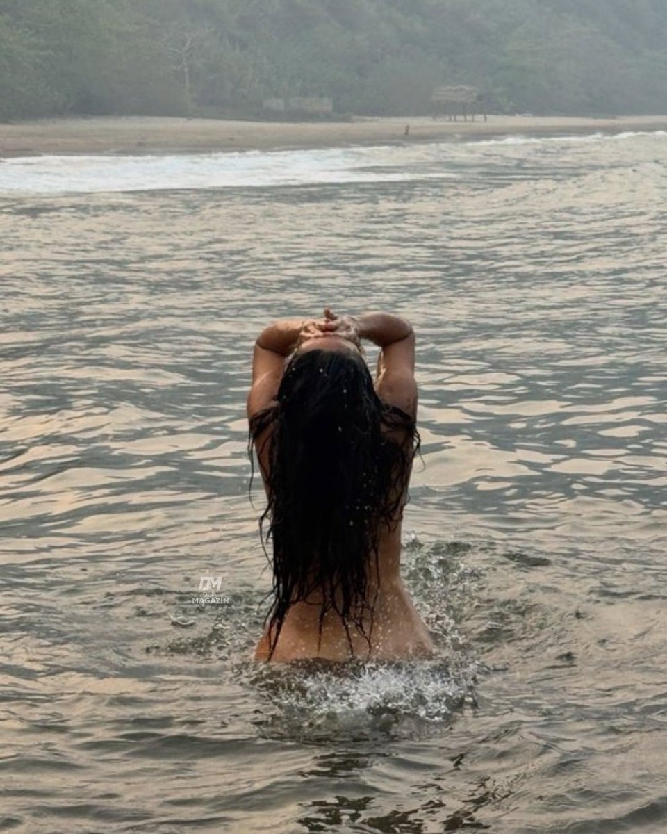 Salma Hayek in the sea (photo 2 of 2)