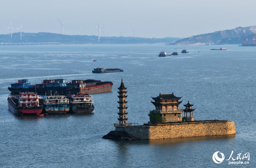 Rising waters at Poyang Lake with boats (photo 3 of 4)