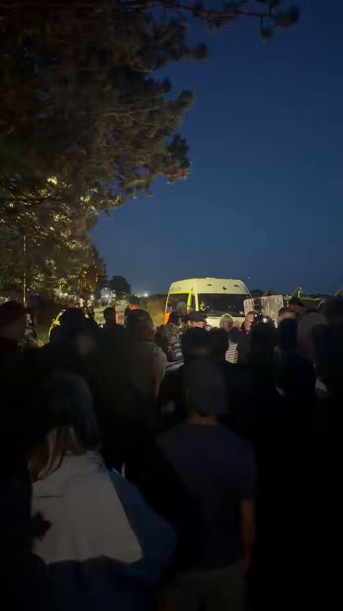British patriots block migrant boats in Portsmouth