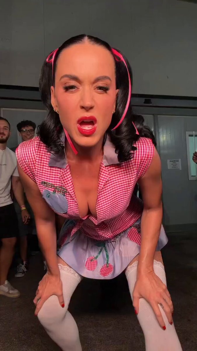 Katy Perry 2009 VMAs outfit Malta