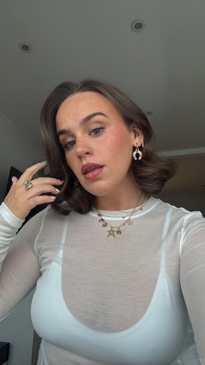 Ellie Leach selfie