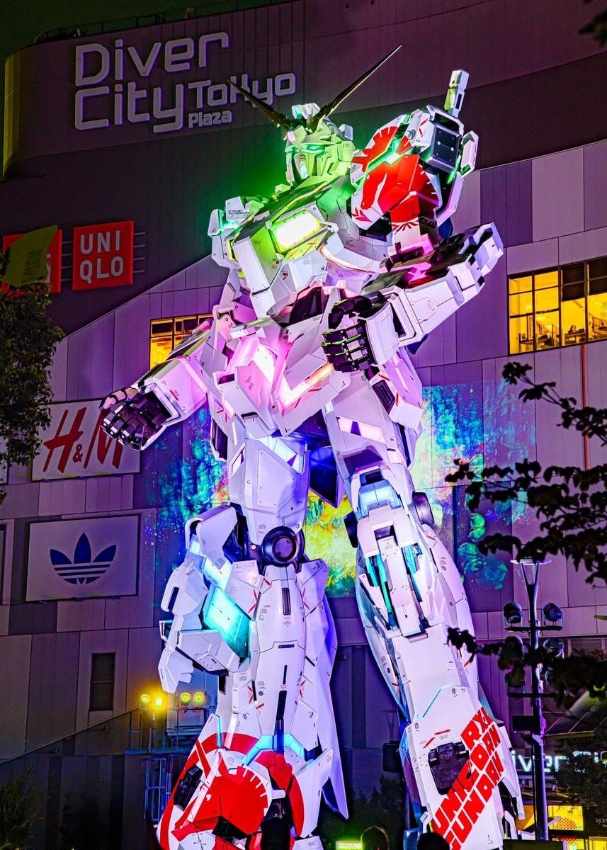 UNICORN GUNDAM statue removal (photo 2 of 2)