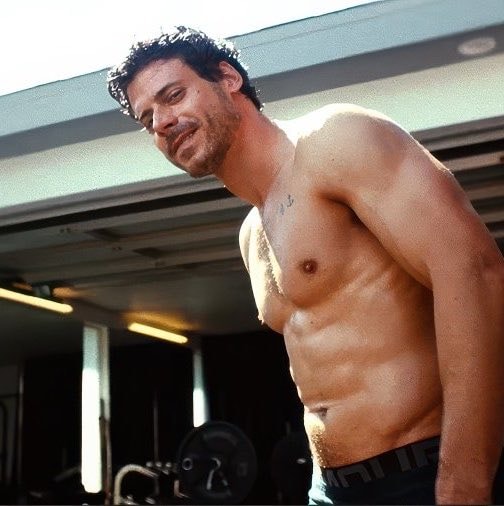 François Arnaud gym selfie