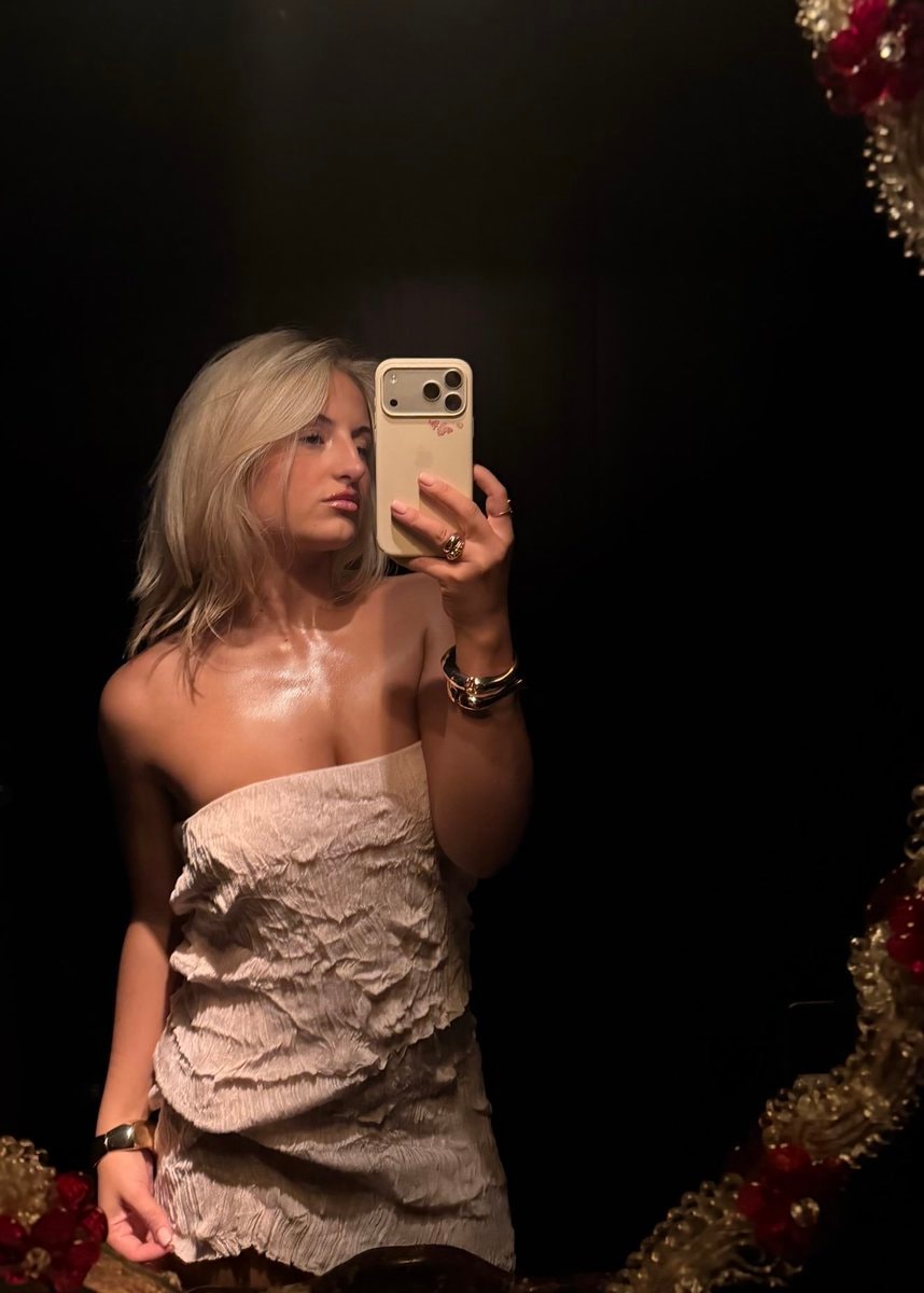 Daisy Campbell mirror selfie (photo 1 of 2)