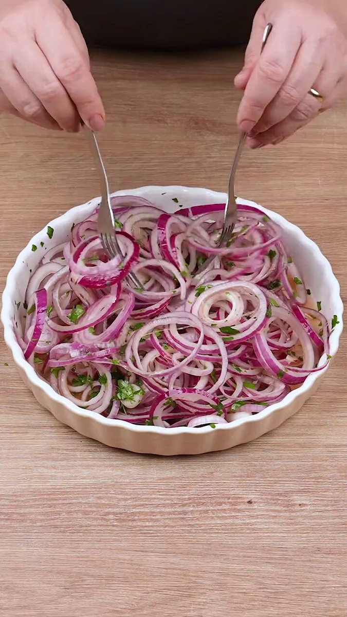 Red onion and parsley salad