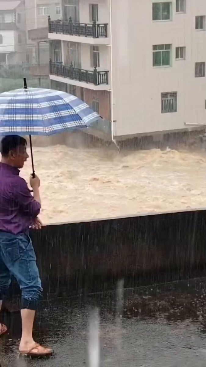 house collapse China floods