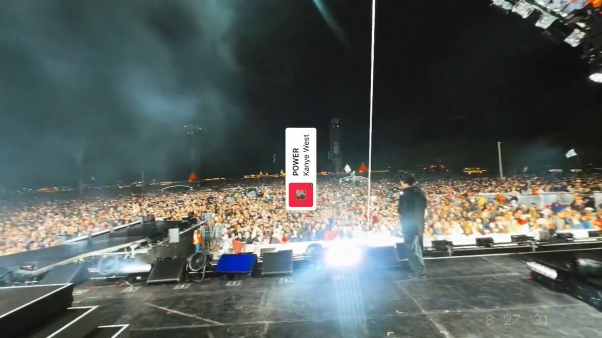 JENNIE Roskilde Festival 60,000 crowd (photo 3 of 3)