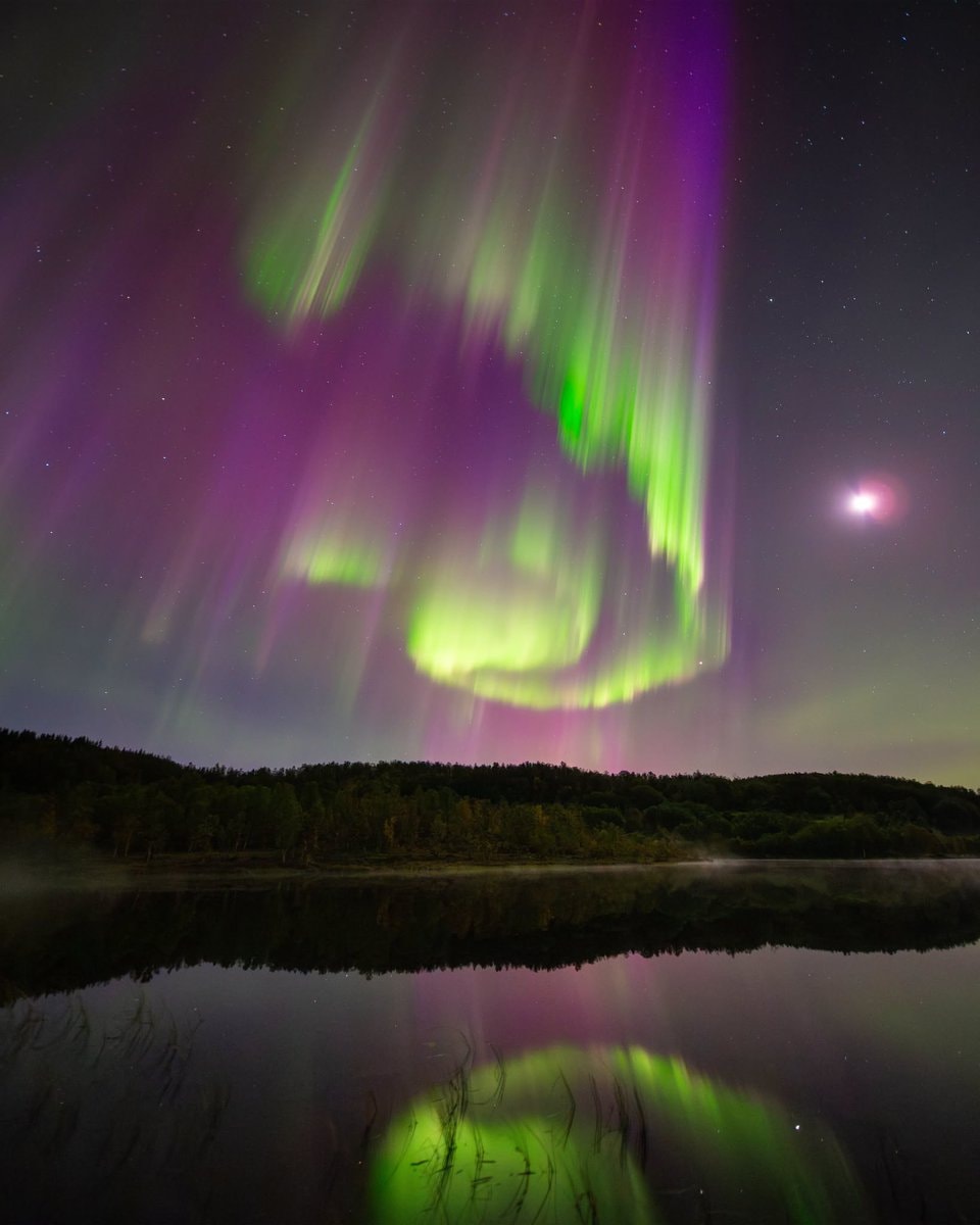 aurora resembling a music note