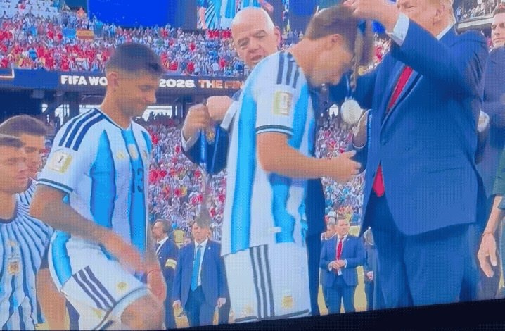 Curi Romero Argentina medal ceremony
