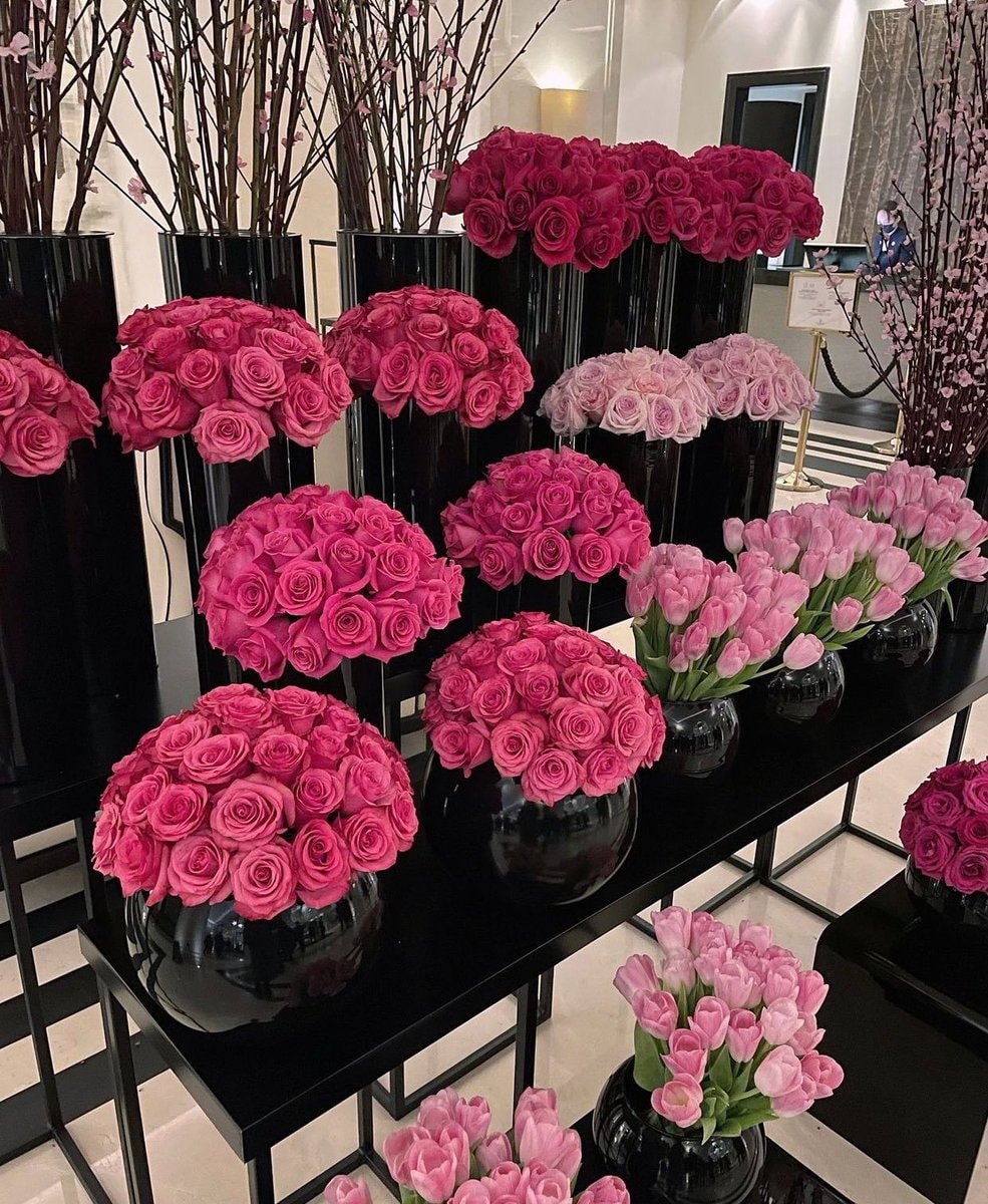 pink roses in a car (photo 3 of 4)